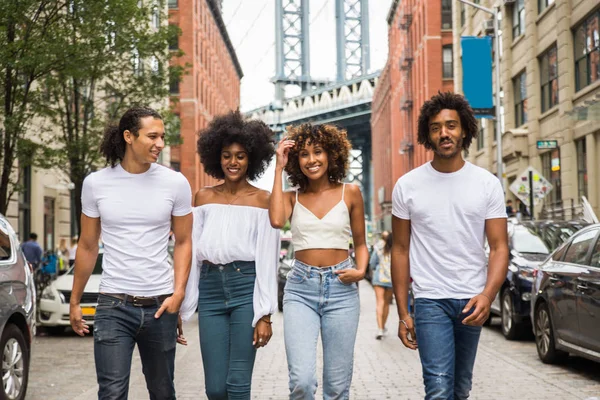 Grupo Amigos Afroamericanos Que Unen Manhattan Nueva York Adultos Jóvenes — Foto de Stock