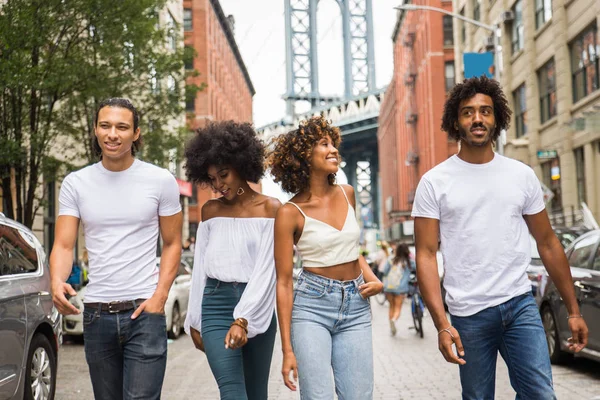 Manhattan, New York - genç yetişkinler açık havada, eğleniyor bağ afroamerican arkadaş yaşam tarzı ve genç yetişkin üretimi ilgili kavramları grubu