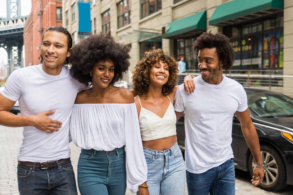 Grupo Amigos Afroamericanos Que Unen Manhattan Nueva York Adultos Jóvenes —  Fotos de Stock