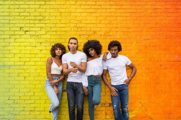 在曼哈顿 纽约的非洲裔朋友团体 年轻的成年人有乐趣的户外 关于生活方式的概念和年轻的成年人一代 — 图库照片