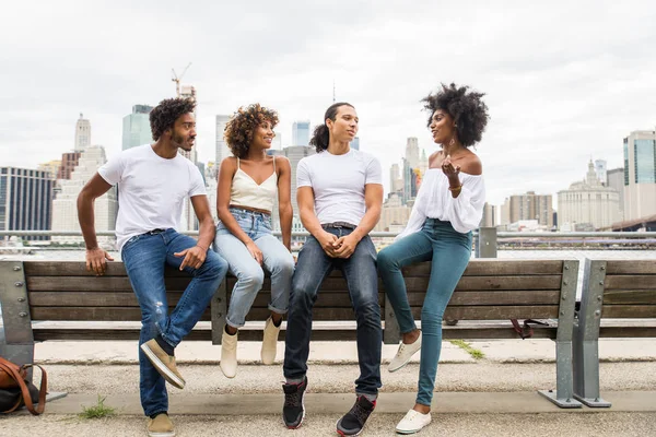 Afroamerican 友人の接合 ニューヨーク マンハッタン 楽しんで若い大人でライフ スタイルやヤング アダルト世代についての概念のグループ — ストック写真