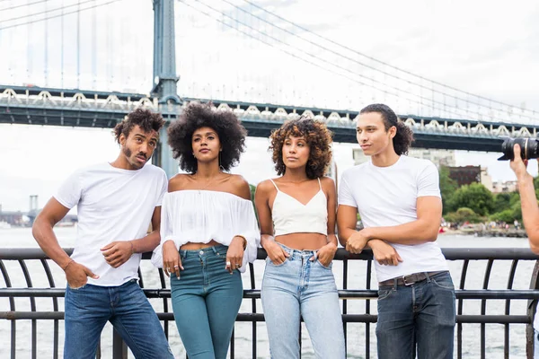 Група Afroamerican Друзів Язуючою Манхеттен Нью Йорк Молоді Дорослі Мають — стокове фото