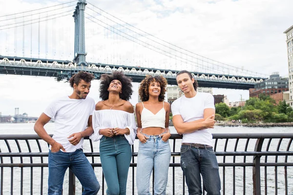 在曼哈顿 纽约的非洲裔朋友团体 年轻的成年人有乐趣的户外 关于生活方式的概念和年轻的成年人一代 — 图库照片