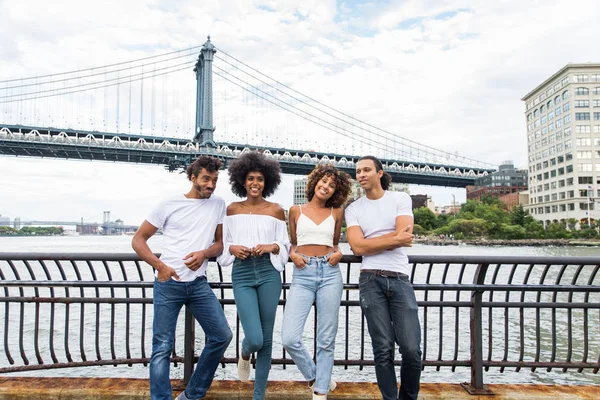 Gruppo Amici Afroamericani Legati Manhattan New York Giovani Adulti Che — Foto Stock