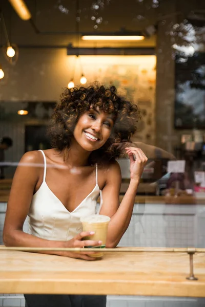 Coffehouse Çok Orta Oturan Güzel Afro Kadın Bir Barda Yansıma — Stok fotoğraf