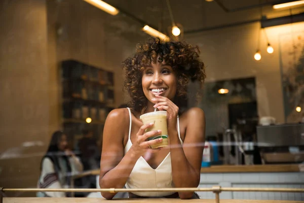 Mulher Afro Bonita Sentada Café Menina Meia Idade Bonita Bebendo — Fotografia de Stock