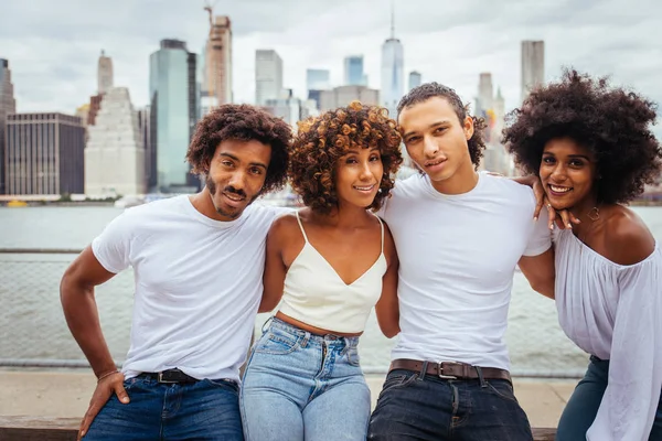 Grupo Amigos Afroamericanos Que Unem Manhattan Nova York Jovens Adultos — Fotografia de Stock