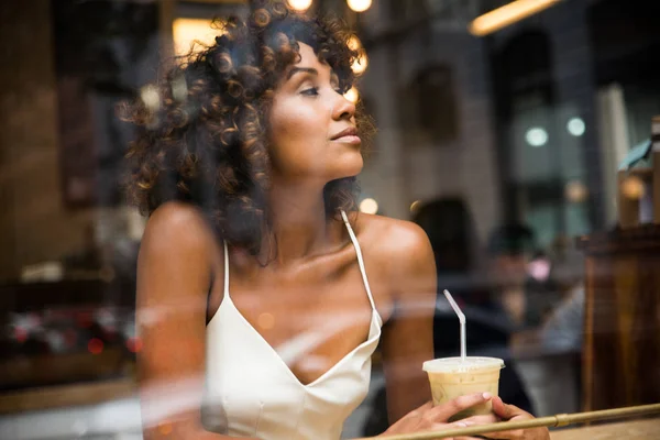 Coffehouse かなり中央に座っている美しいアフロ女性歳女の子バー ウィンドウ ガラスの反射効果でコーヒーを飲む — ストック写真