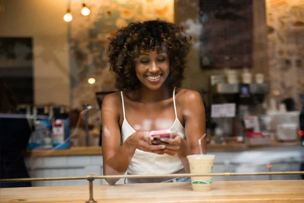 Coffehouse かなり中央に座っている美しいアフロ女性歳女の子バー ウィンドウ ガラスの反射効果でコーヒーを飲む — ストック写真