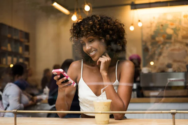 Mulher Afro Bonita Sentada Café Menina Meia Idade Bonita Bebendo — Fotografia de Stock