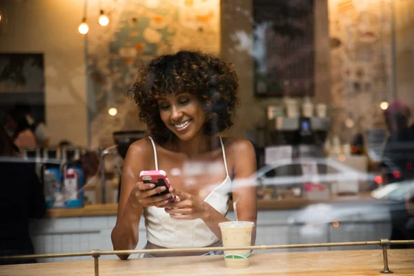 Schöne Afro Frau Sitzt Einem Kaffeehaus Hübsches Mädchen Mittleren Alters — Stockfoto