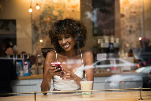 Mulher Afro Bonita Sentada Café Menina Meia Idade Bonita Bebendo — Fotografia de Stock