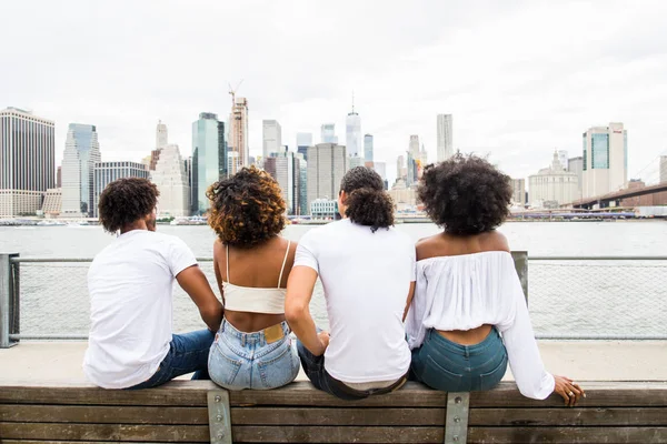 Afroamerican 友人の接合 ニューヨーク マンハッタン 楽しんで若い大人でライフ スタイルやヤング アダルト世代についての概念のグループ — ストック写真