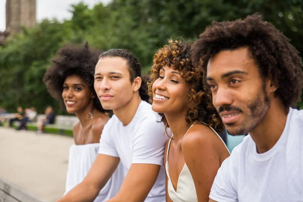 Grupo Amigos Afroamericanos Que Unen Manhattan Nueva York Adultos Jóvenes —  Fotos de Stock