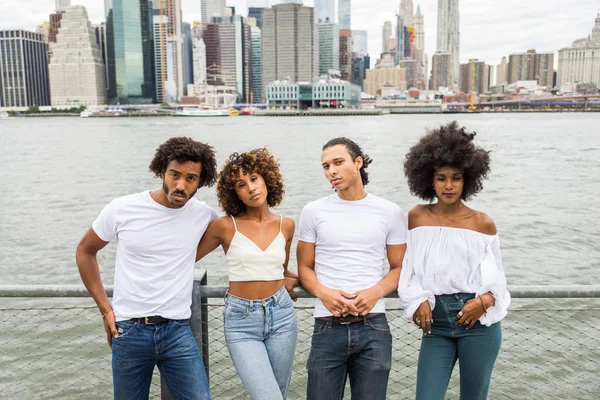 Afroamerican Baráti Kötés Manhattan New York Fiatal Felnőtt Szórakozás Szabadban — Stock Fotó