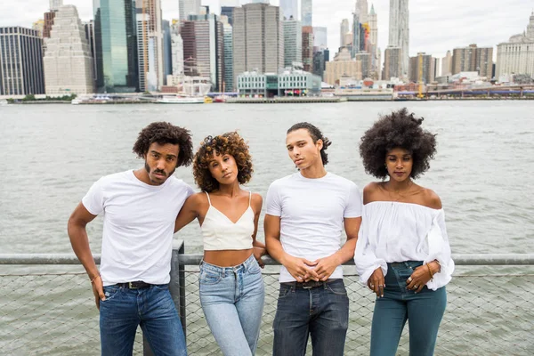 Manhattan, New York - genç yetişkinler açık havada, eğleniyor bağ afroamerican arkadaş yaşam tarzı ve genç yetişkin üretimi ilgili kavramları grubu