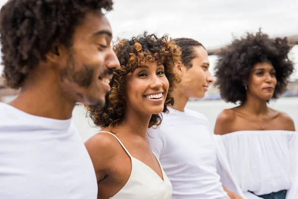 Afroamerican 友人の接合 ニューヨーク マンハッタン 楽しんで若い大人でライフ スタイルやヤング アダルト世代についての概念のグループ — ストック写真