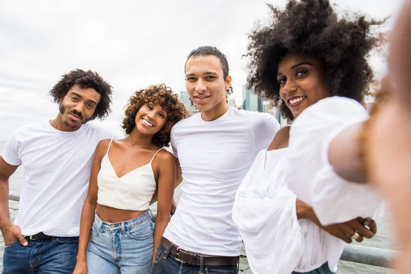 Группа Афроамериканских Друзей Манхэттене Нью Йорк Молодые Люди Веселятся Открытом — стоковое фото