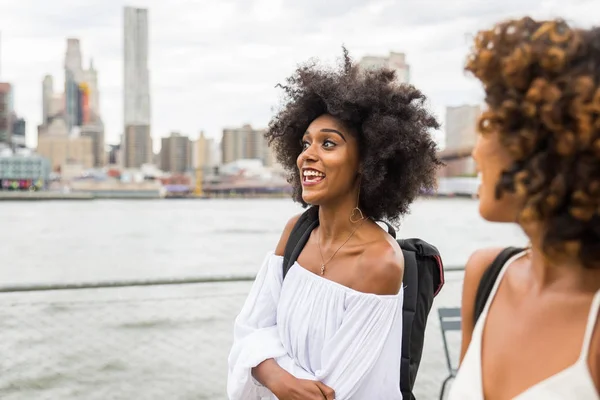 Afroamerican 友人の接合 ニューヨーク マンハッタン 楽しんで若い大人でライフ スタイルやヤング アダルト世代についての概念のグループ — ストック写真