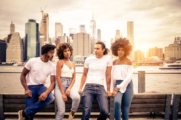 Skupina Přátel Afroamerican Lepení Manhattanu New York Mladí Dospělí Baví — Stock fotografie