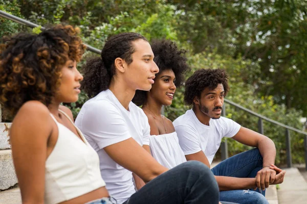 Ομάδα Φίλων Afroamerican Συγκόλληση Στο Μανχάταν Της Νέας Υόρκης Νεαροί — Φωτογραφία Αρχείου