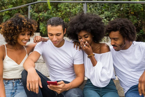 Группа Афроамериканских Друзей Манхэттене Нью Йорк Молодые Люди Веселятся Открытом — стоковое фото