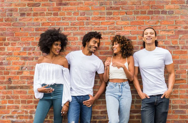 Manhattan, New York - genç yetişkinler açık havada, eğleniyor bağ afroamerican arkadaş yaşam tarzı ve genç yetişkin üretimi ilgili kavramları grubu