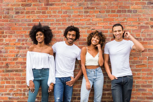 Manhattan, New York - genç yetişkinler açık havada, eğleniyor bağ afroamerican arkadaş yaşam tarzı ve genç yetişkin üretimi ilgili kavramları grubu