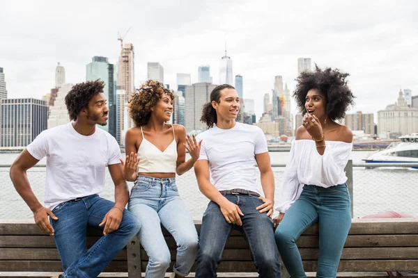 Skupina Přátel Afroamerican Lepení Manhattanu New York Mladí Dospělí Baví — Stock fotografie