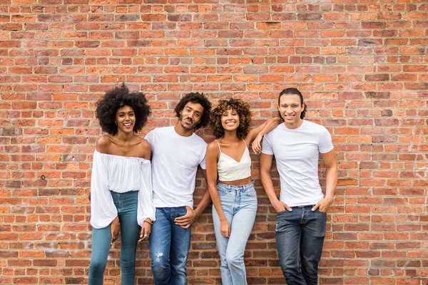 Manhattan, New York - genç yetişkinler açık havada, eğleniyor bağ afroamerican arkadaş yaşam tarzı ve genç yetişkin üretimi ilgili kavramları grubu
