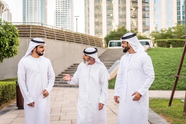 Grupo Empresarios Árabes Con Reunión Kandura Aire Libre Los Emiratos — Foto de Stock
