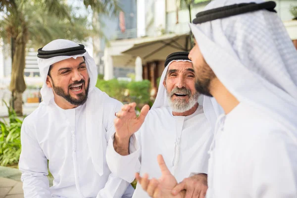Grupo Empresários Árabes Com Kandura Reunidos Livre Nos Emirados Árabes — Fotografia de Stock