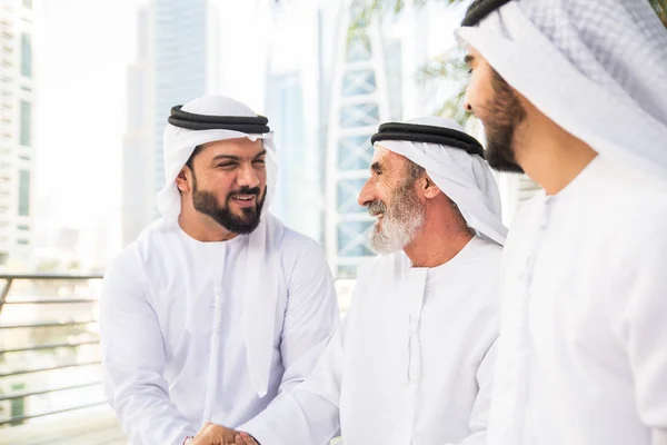 Grupo Empresários Árabes Com Kandura Reunidos Livre Nos Emirados Árabes — Fotografia de Stock