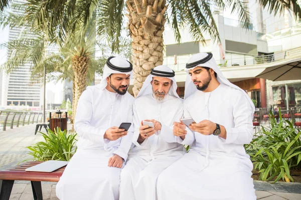 Группа Арабских Бизнесменов Кандурой Встречаются Открытом Воздухе Оаэ Ближневосточные Мужчины — стоковое фото