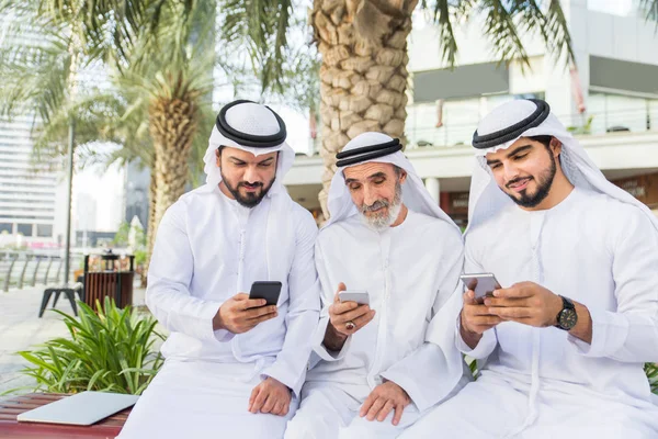 Skupina Arabských Obchodníků Kandura Setkání Venku Sae Střední Východní Mužů — Stock fotografie