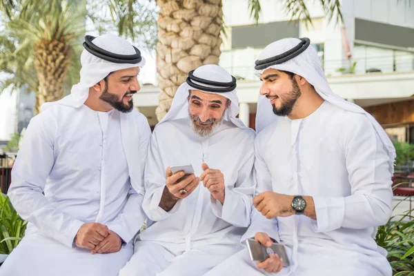 Açık havada Birleşik Arap Emirlikleri - Dubai Ortadoğu erkekler tanışmak kandura ile Arap işadamları grubu
