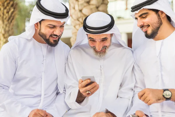 Açık havada Birleşik Arap Emirlikleri - Dubai Ortadoğu erkekler tanışmak kandura ile Arap işadamları grubu