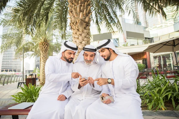 Группа Арабских Бизнесменов Кандурой Встречаются Открытом Воздухе Оаэ Ближневосточные Мужчины — стоковое фото