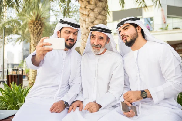 Grupp Arabiska Affärsmän Med Kandura Möte Utomhus Uae Mellanöstern Män — Stockfoto