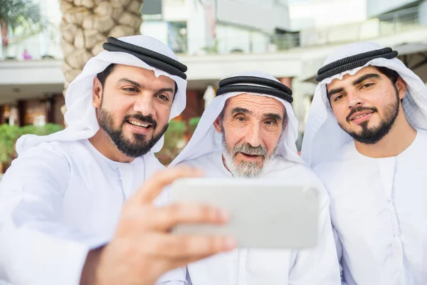 Grupp Arabiska Affärsmän Med Kandura Möte Utomhus Uae Mellanöstern Män — Stockfoto
