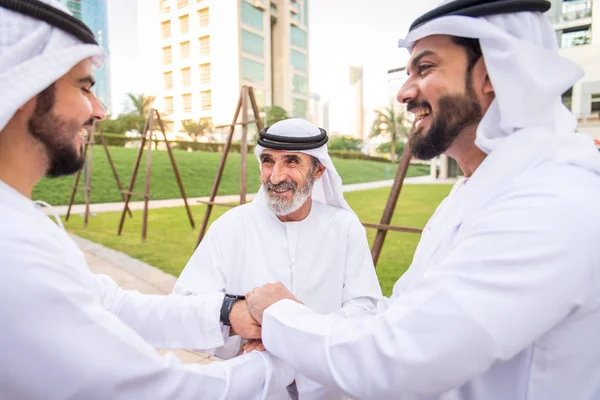 Kandura 에미리트 두바이 회의와 아라비아 실업가의 — 스톡 사진