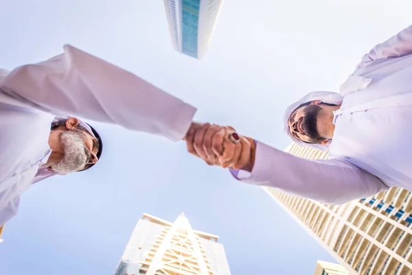 Grupo Empresarios Árabes Con Reunión Kandura Aire Libre Los Emiratos —  Fotos de Stock