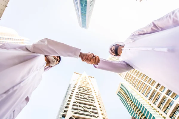 Grupo Empresarios Árabes Con Reunión Kandura Aire Libre Los Emiratos — Foto de Stock