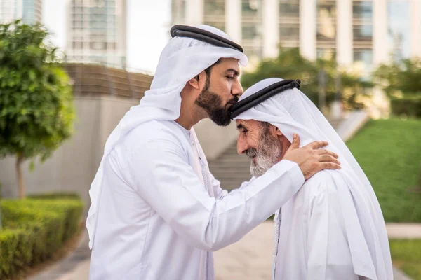 Açık Havada Birleşik Arap Emirlikleri Dubai Ortadoğu Erkekler Tanışmak Kandura — Stok fotoğraf