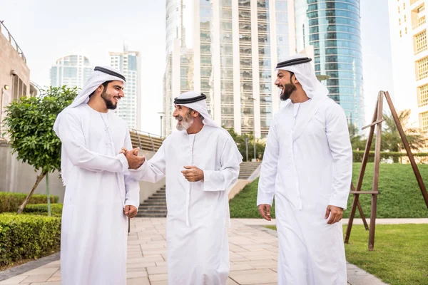 Açık havada Birleşik Arap Emirlikleri - Dubai Ortadoğu erkekler tanışmak kandura ile Arap işadamları grubu