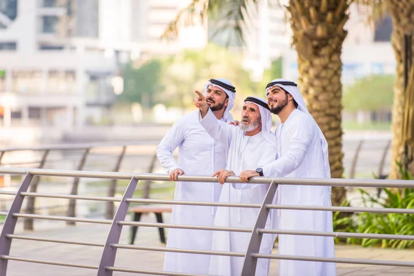 Grupp Arabiska Affärsmän Med Kandura Möte Utomhus Uae Mellanöstern Män — Stockfoto