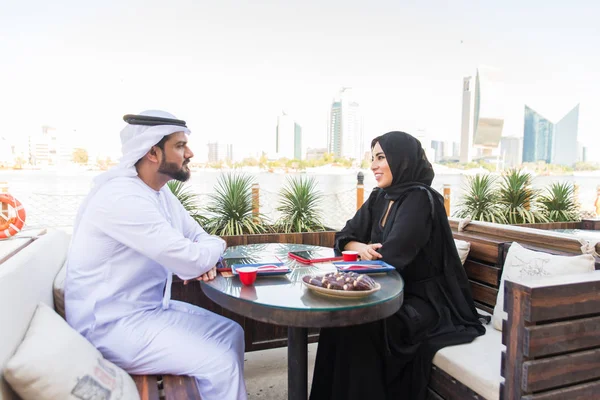 Couple Arabe Avec Robe Émirats Traditionnels Datant Plein Air Heureux — Photo