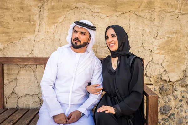 Pareja Árabe Con Vestido Emiratos Tradicionales Citas Aire Libre Feliz — Foto de Stock