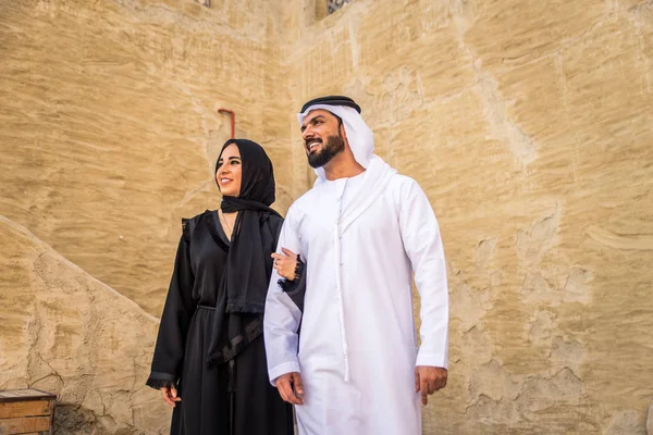 Pareja Árabe Con Vestido Emiratos Tradicionales Citas Aire Libre Feliz — Foto de Stock