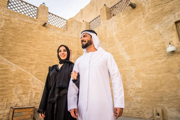 Pareja Árabe Con Vestido Emiratos Tradicionales Citas Aire Libre Feliz — Foto de Stock